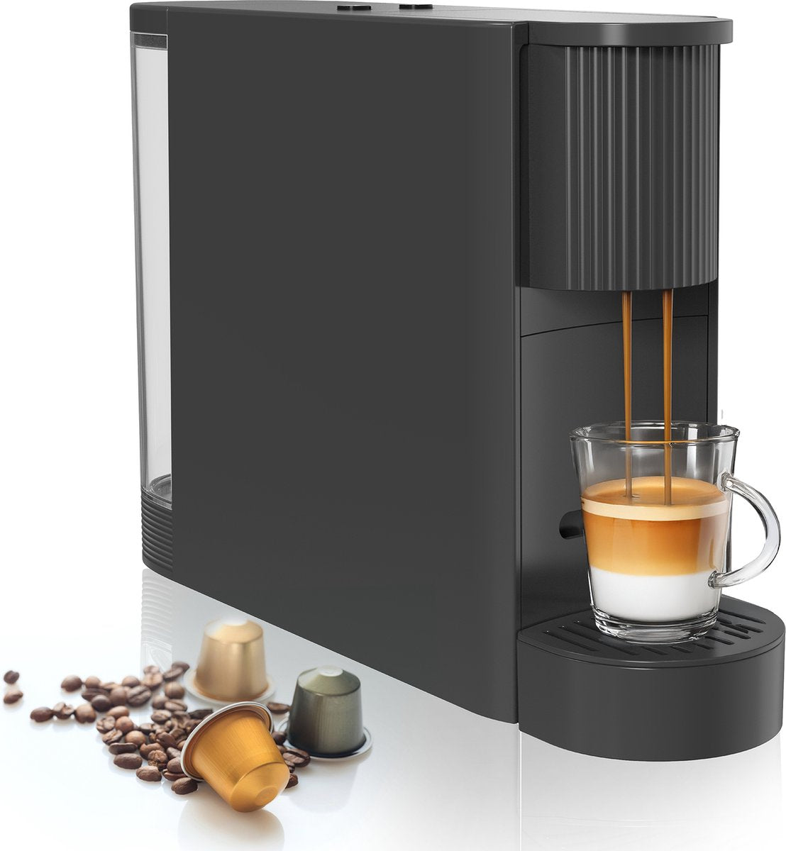 Zwarte JAP Capsura koffiecupmachine zet koffie in een glas, met cups en koffiebonen