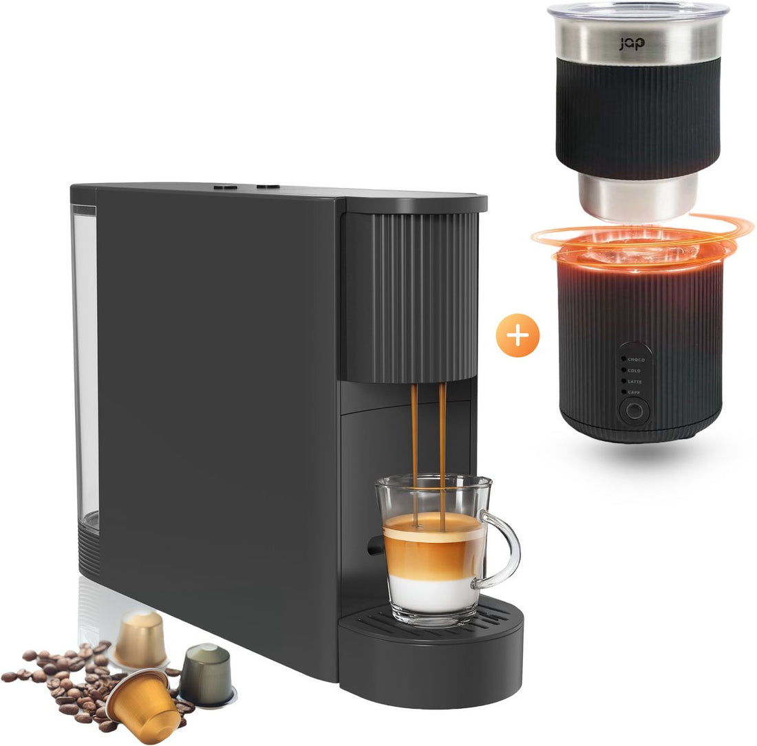 Zwarte JAP Capsura koffiecupmachine met latte macchiato naast de Milky Whirl melkopschuimer