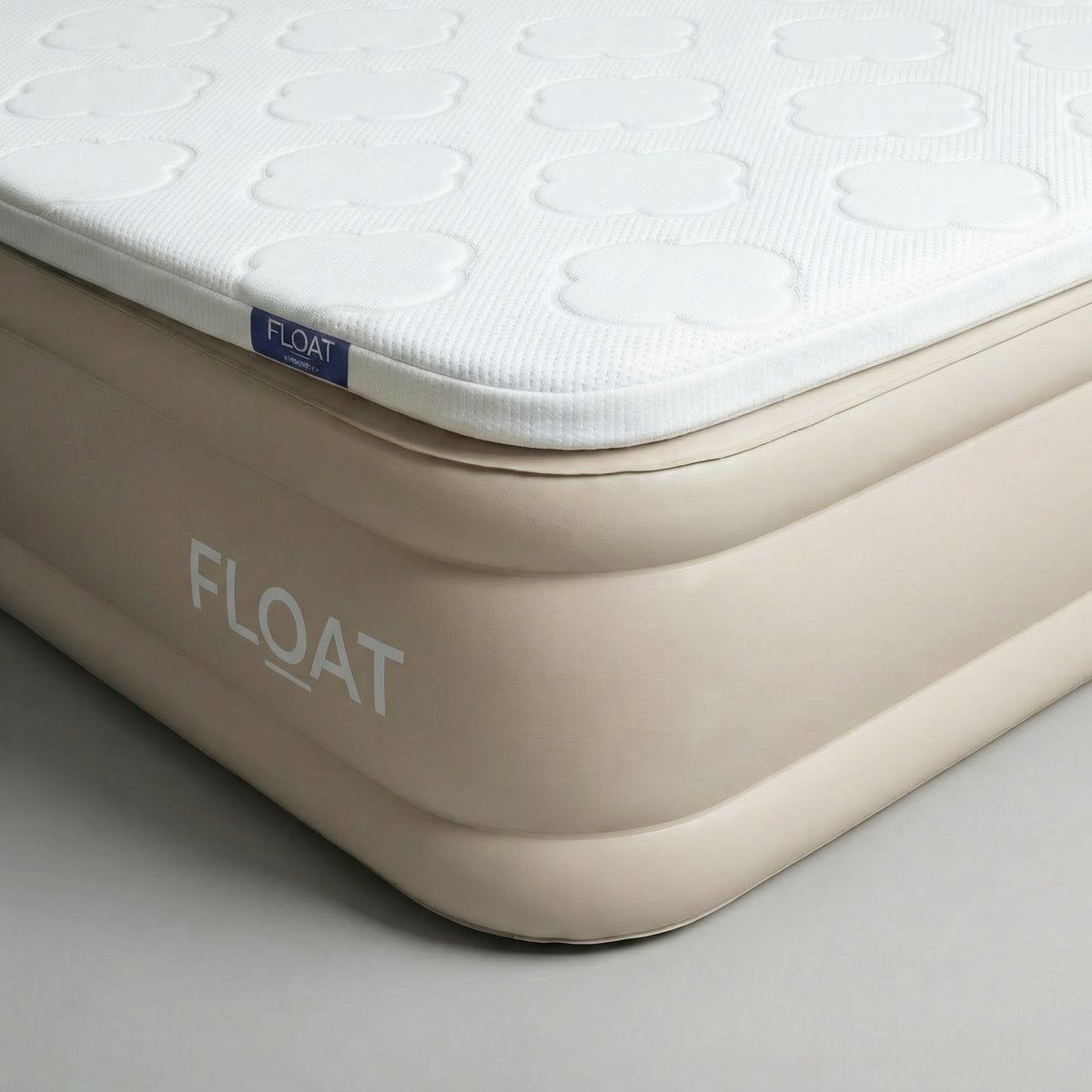 FLOAT CloudSpring tweepersoons luchtbed, groot formaat, met schuimtopper, in gebruik