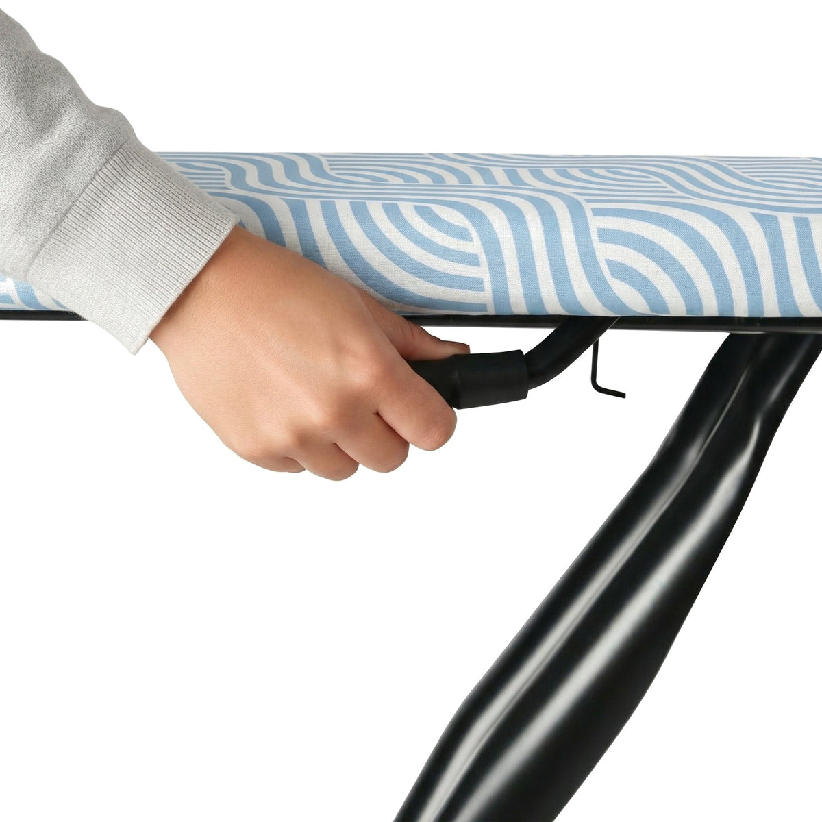 Ironiq Pro X strijkplank voor stoomgenerator in blauw, hand aan de hendel voor de werkhoogte