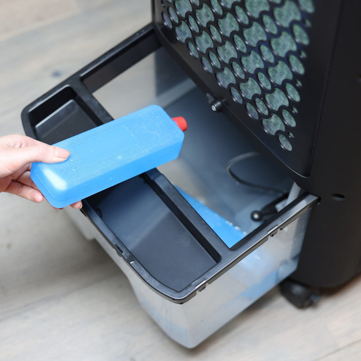 JAP Edmonton aircooler 4-in-1 met 2 koelelementen in gebruik